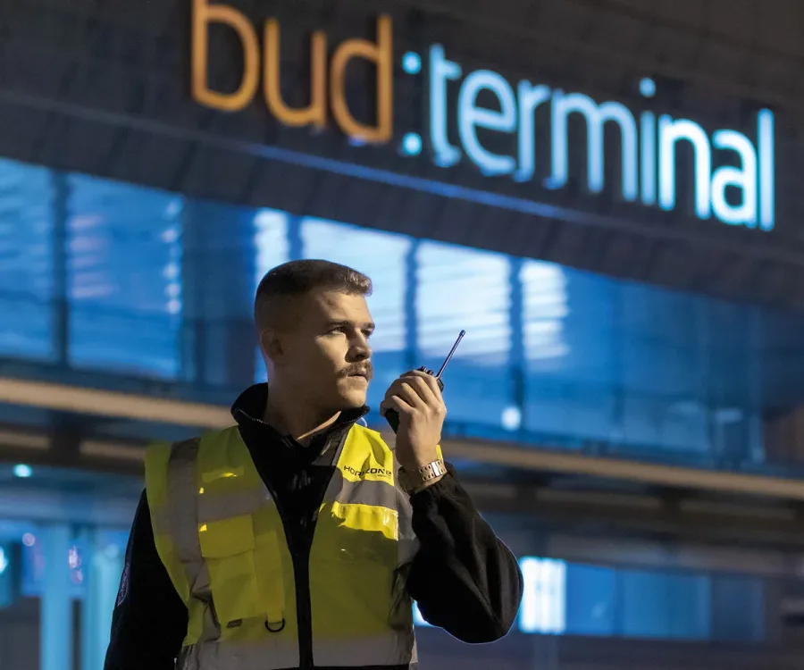 Biztonsági őr élőerős őrzés közben a Liszt Ferenc Nemzetközi Repülőtér termináljánál.